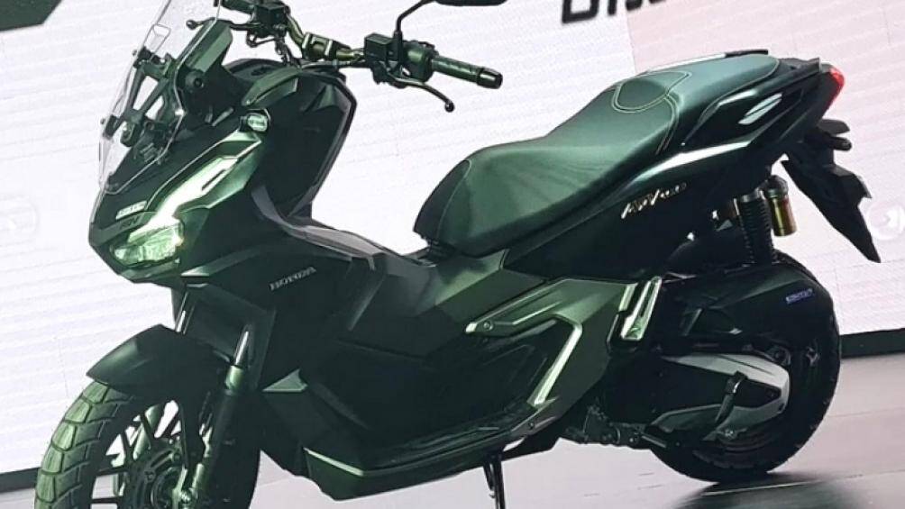 Hệ thống treo đến từ thương hiệu Showa và phanh đĩa của Nissin trang bị trên ADV 160 mới không có gì thay đổi so với phiên bản cũ