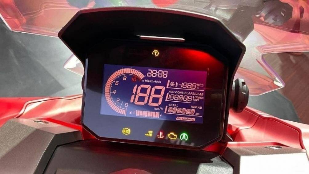 Bên cạnh đó là màn hình LCD có kích thước lớn hơn phiên bản cũ, khóa thông minh smartkey, cảnh báo phanh khẩn cấp ESS, hệ thống tự động ngắt động cơ Idling Stop