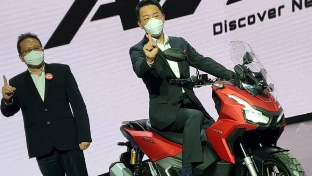 Toàn bộ hệ thống chiếu sáng trên ADV160 sử dụng công nghệ LED, ngoài ra xe còn có thêm đèn chiếu sáng khẩn cấp ESS