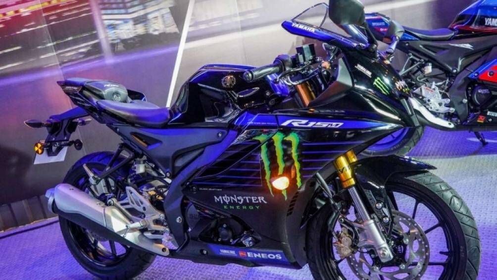 R15M có đĩa thủy lực đơn phía có đường kính 282 mm phía trước, 220mm phía sau cùng hệ thống ABS hai kênh