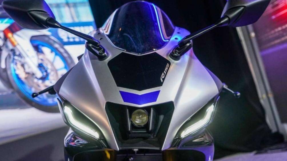 Bên ngoài, R15M có các đặc điểm quen thuộc như tùy chọn màu Signature M, hốc hút gió trung tâm hay đèn LED DRLs ở phía hai bên