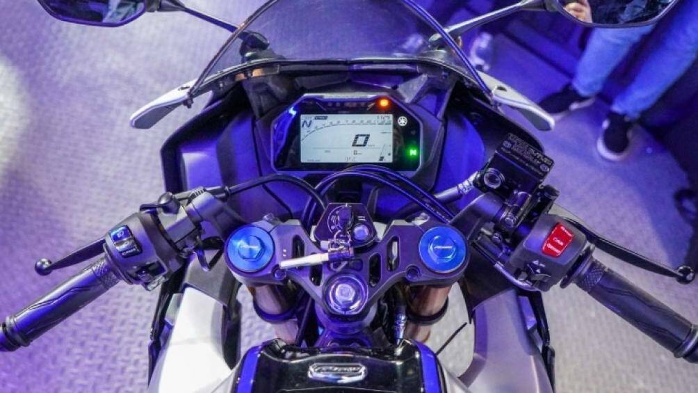 Phần tay lái của xe gắn màn hình LCD đơn sắc hai chế độ có thể chuyển đổi, bao gồm chế độ đường phố và chế độ đường đua