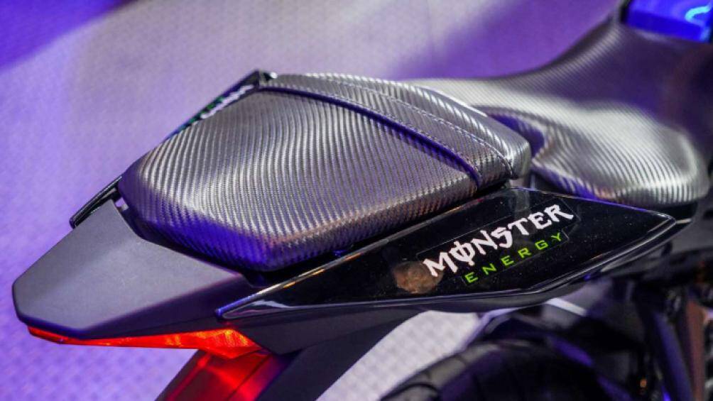 Trọng lượng của R15M là 140kg với bình xăng 11 lít, trong khi chiều cao yên xe ở mức 815 mm