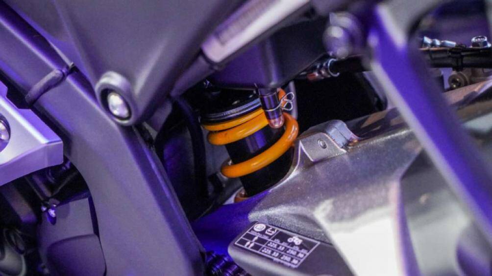 Một chi tiết ghi điểm khác của R15M chính là Yamaha’s Y-Connect cho phép kết nối Bluetooth với điện thoại thông minh của người lái