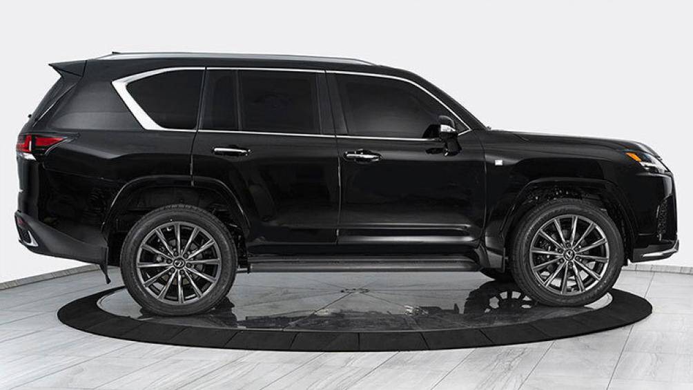 Lexus LX600 được bọc thép xung quanh khoang cabin, lắp đặt kính chống đạn với viền cửa gia cường, bổ sung thêm vách ở cửa cốp