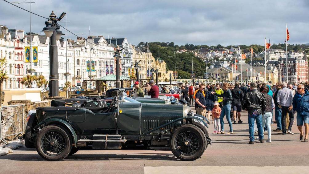 Những chiếc xe này đã quay trở lại hòn đảo và tất cả tập trung trên đường đi dạo Douglas, để tạo ra một khung cảnh khó quên.