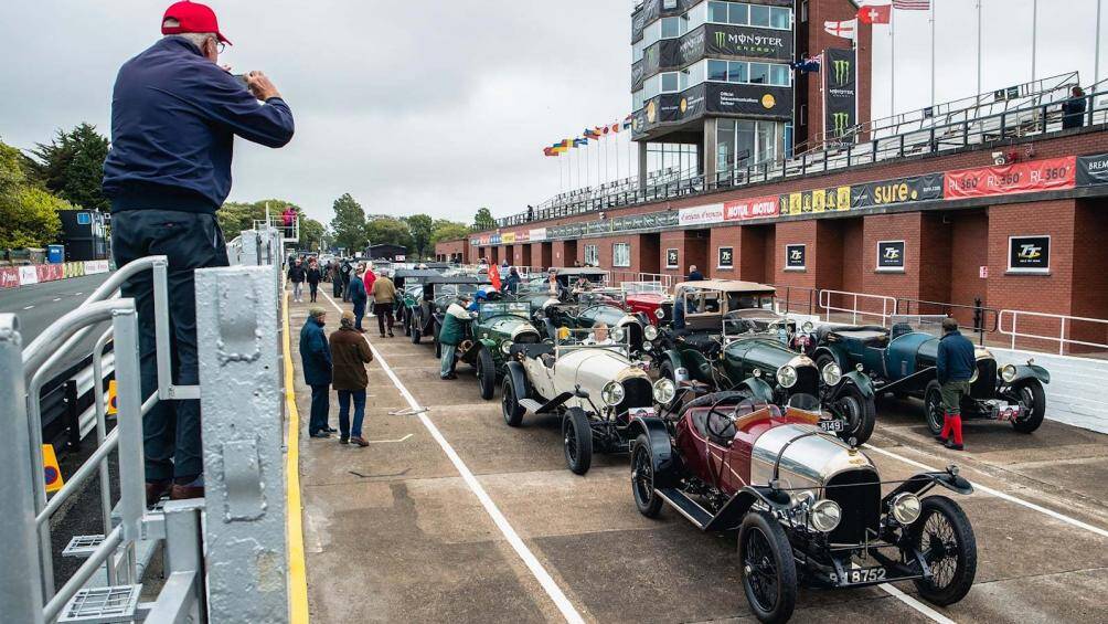 Bên cạnh đó, sự kiện này còn quy tụ hàng loạt những mẫu xe gồm 78 chiếc Bentley và các “đối thủ” khác của mẫu xe này.