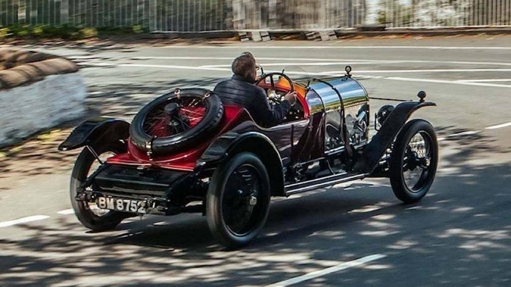 Sau đó, các chủ sở hữu được mời đến thăm Tòa nhà Chính phủ và gặp Ngài John Lorimer KCB DSO MBE, Thống đốc của Đảo Man.