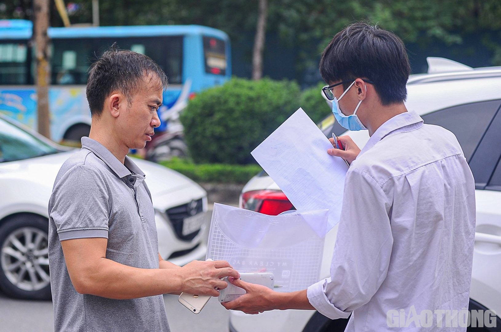 Phụ huynh dặn dò và chuẩn bị các giấy tờ cần thiết cho thí sinh.