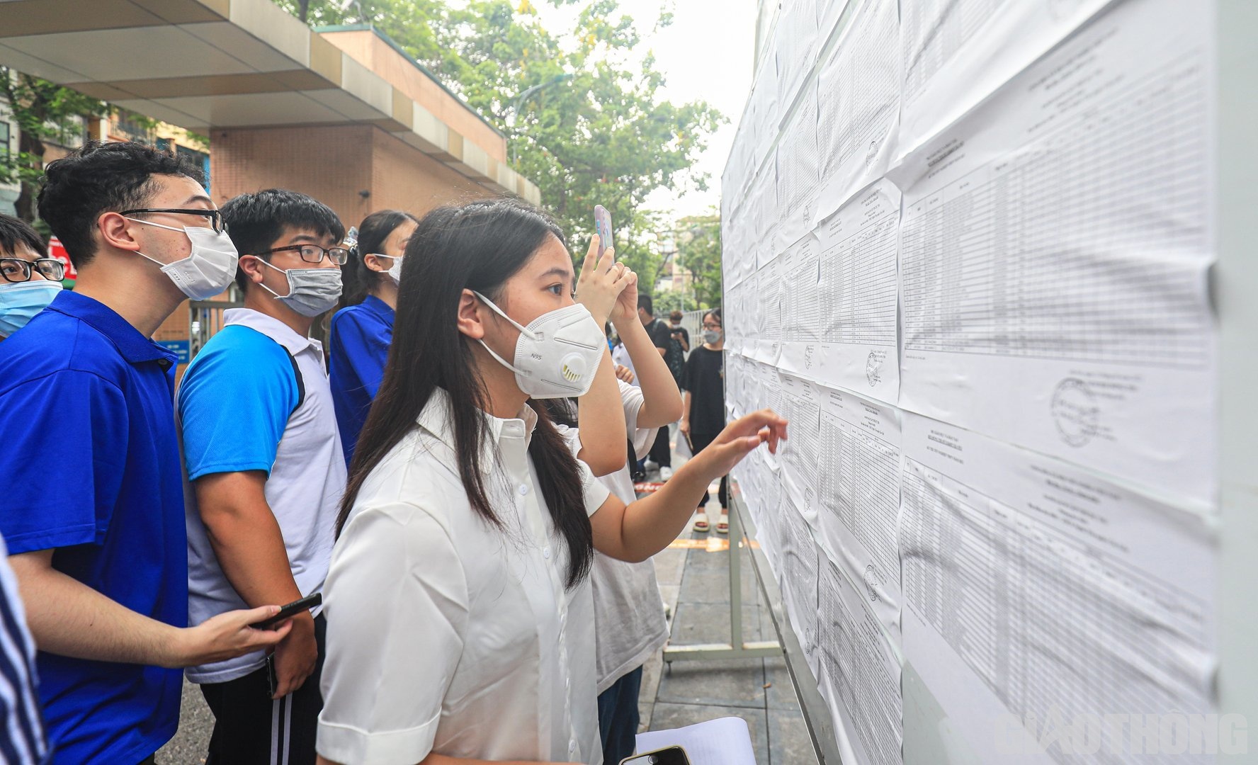 Các thí sinh cẩn thận chụp lại sơ đồ, số báo danh trước khi lên phòng thi.