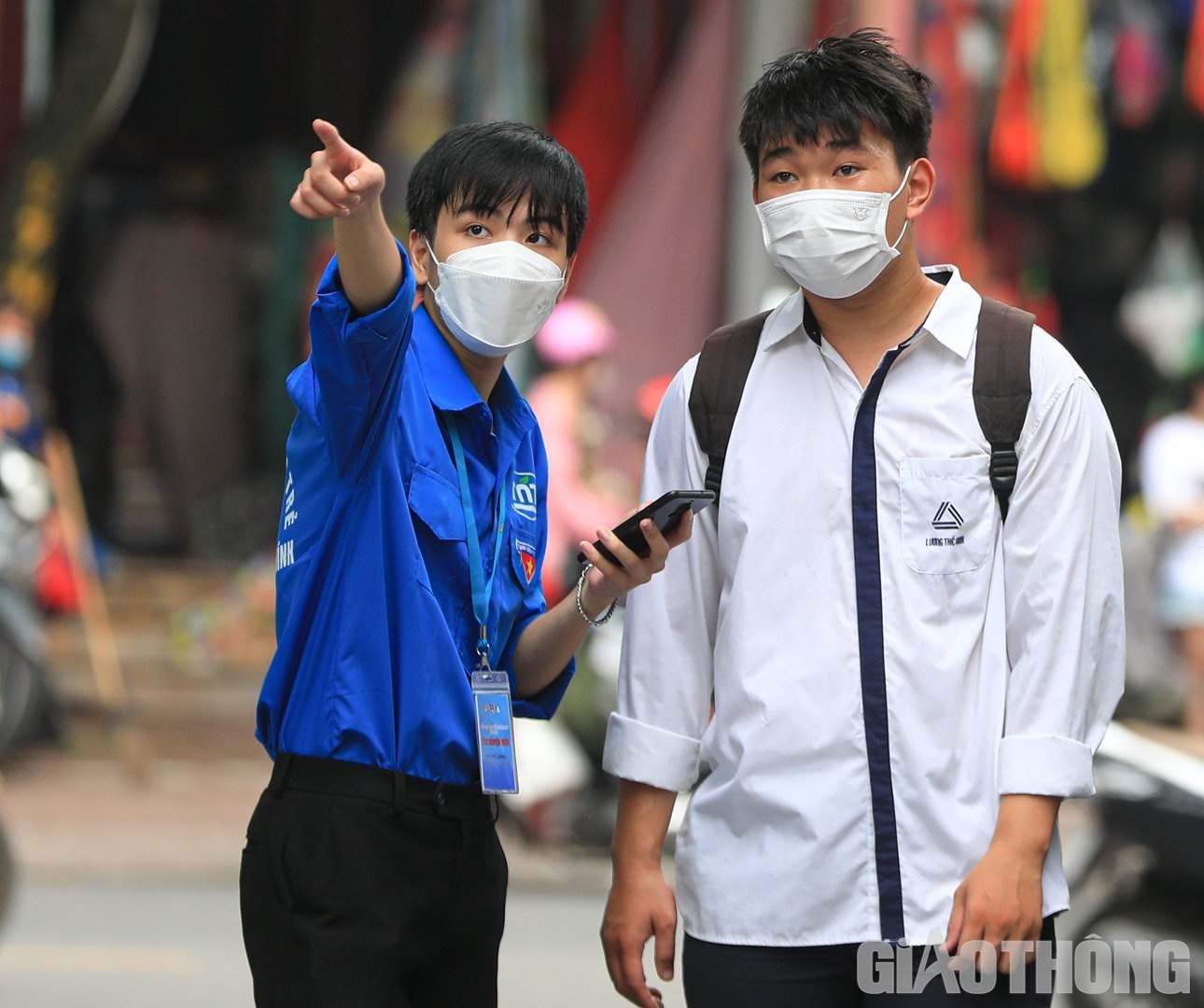 Thí sinh được tình nguyện viên tại điểm thi hướng dẫn nhiệt tình.