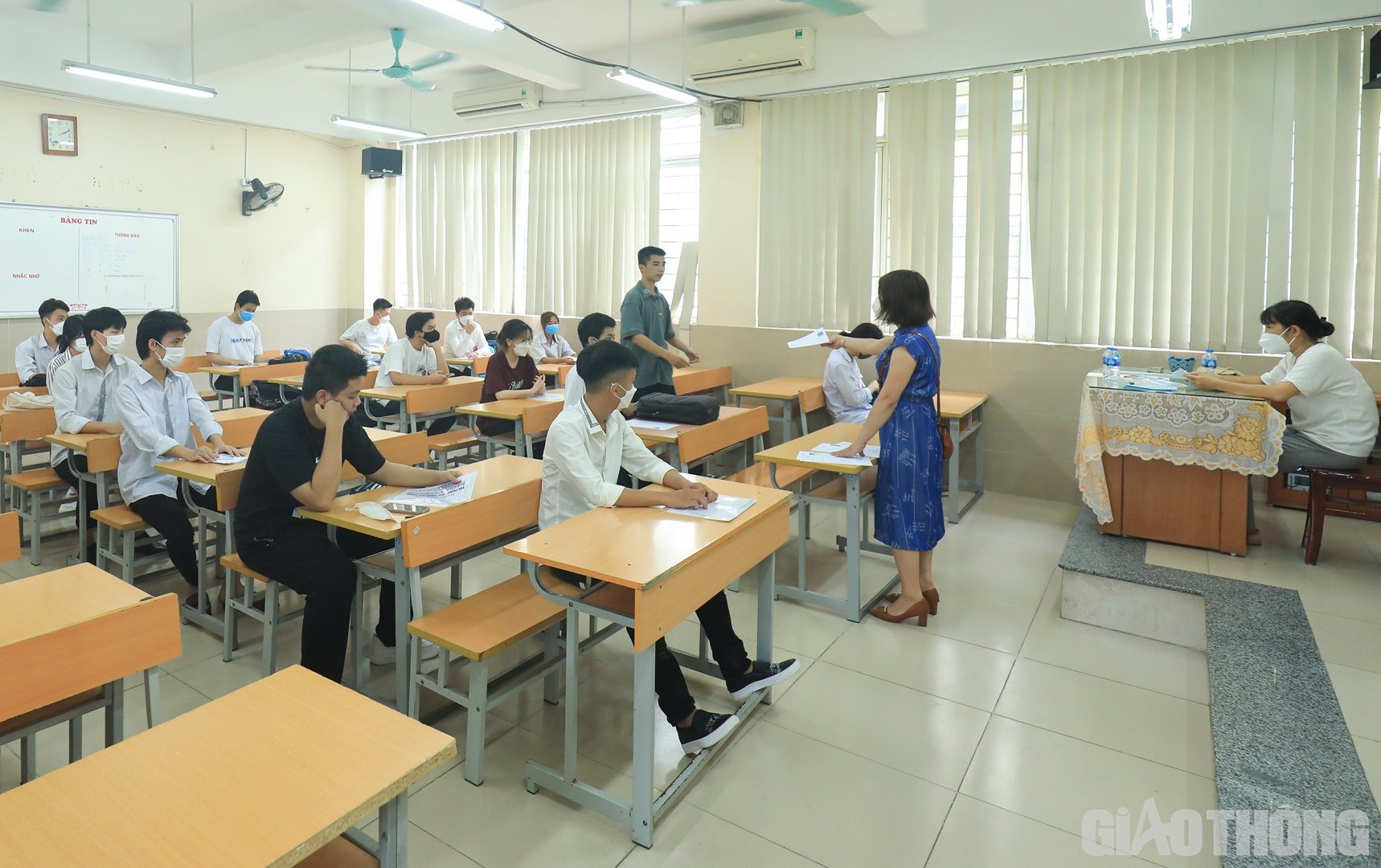 Đúng 14h, các thí sinh bước vào phòng thi để làm thủ tục dự thi.