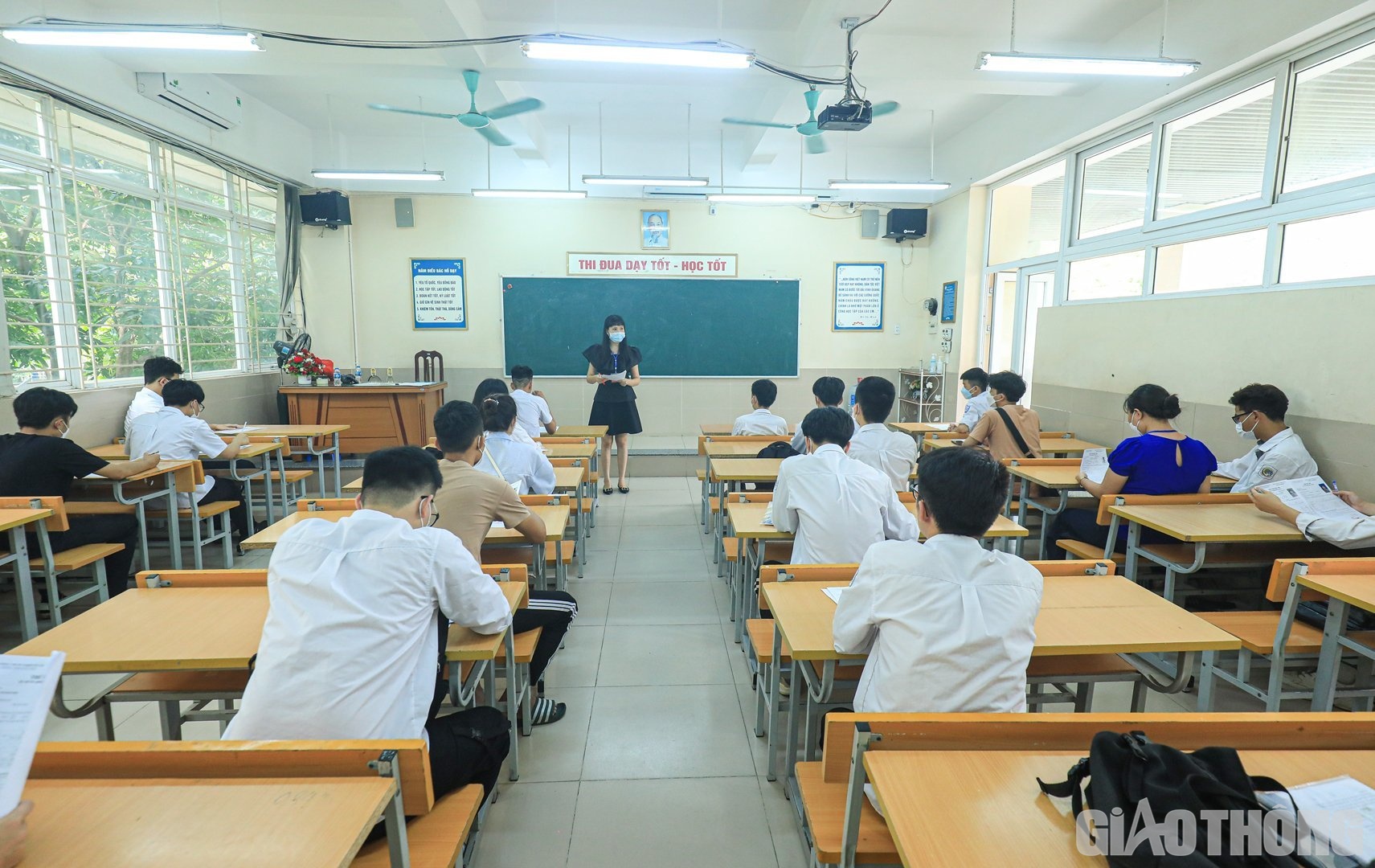 Ngoài ra, thí sinh cũng sẽ được giám thị phổ biến lại một lần nữa về quy chế thi tốt nghiệp THPT, nghe phổ biến lại lịch thi từng môn, các hiệu lệnh trống (hoặc chuông) sẽ được sử dụng tại điểm thi...
