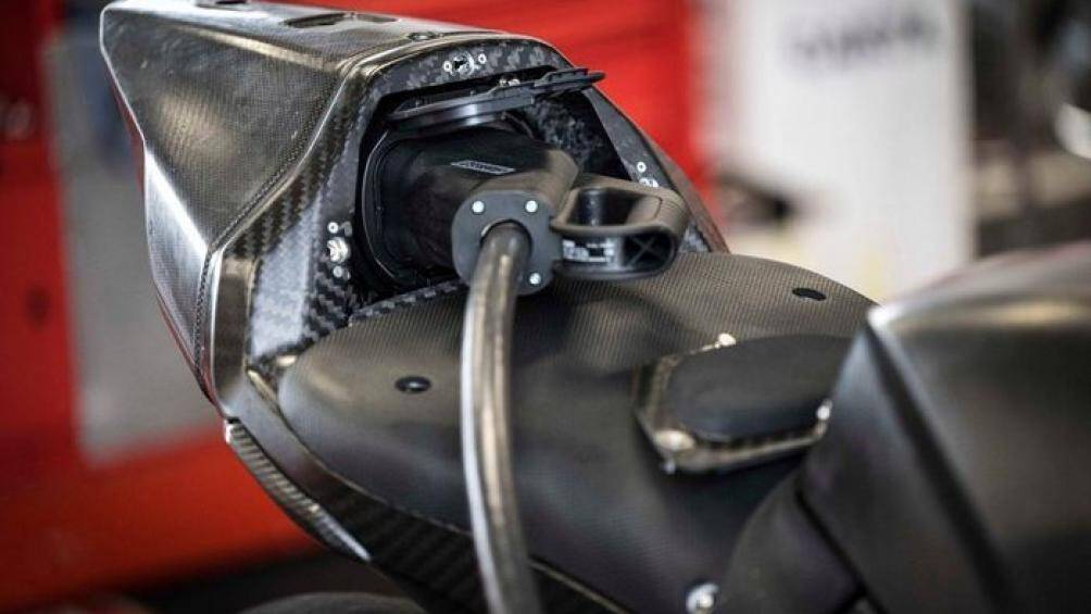 Ducati V21L có thể được cắm trực tiếp vào sạc và có thể đạt 80% năng lượng chỉ trong 45 phút.