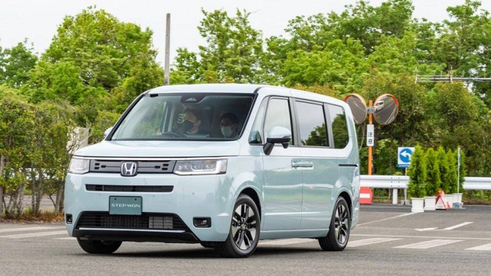 Mẫu MPV này sở hữu cụm đèn pha LED, dải đèn LED định vị ban ngày hình chữ "L", cửa trượt bên sườn, vành hợp kim 16 inch với thiết kế 5 chấu kép