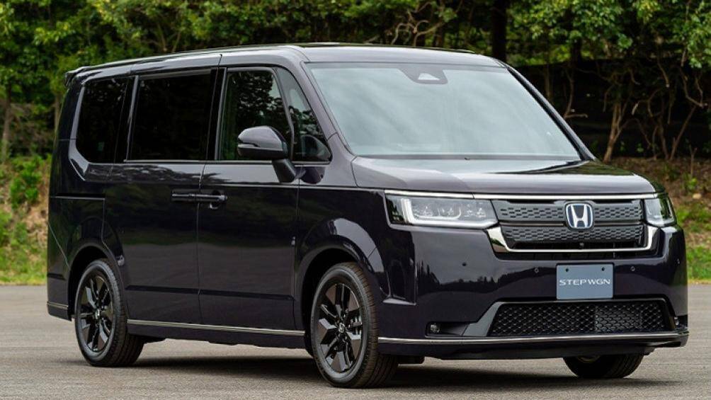 Honda Step WGN 2022 bản máy xăng sử dụng động cơ VTEC 4 xi-lanh, dung tích 1.5L, sản sinh công suất 150 mã lực và mô-men xoắn cực đại 203 Nm