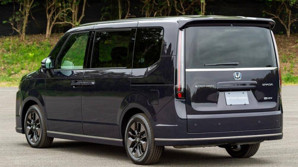 Tại thị trường Nhật Bản, giá xe Honda Step WGN 2022 dao động từ 2.998.600 - 3.653.100 Yên (khoảng 516 - 628 triệu đồng)