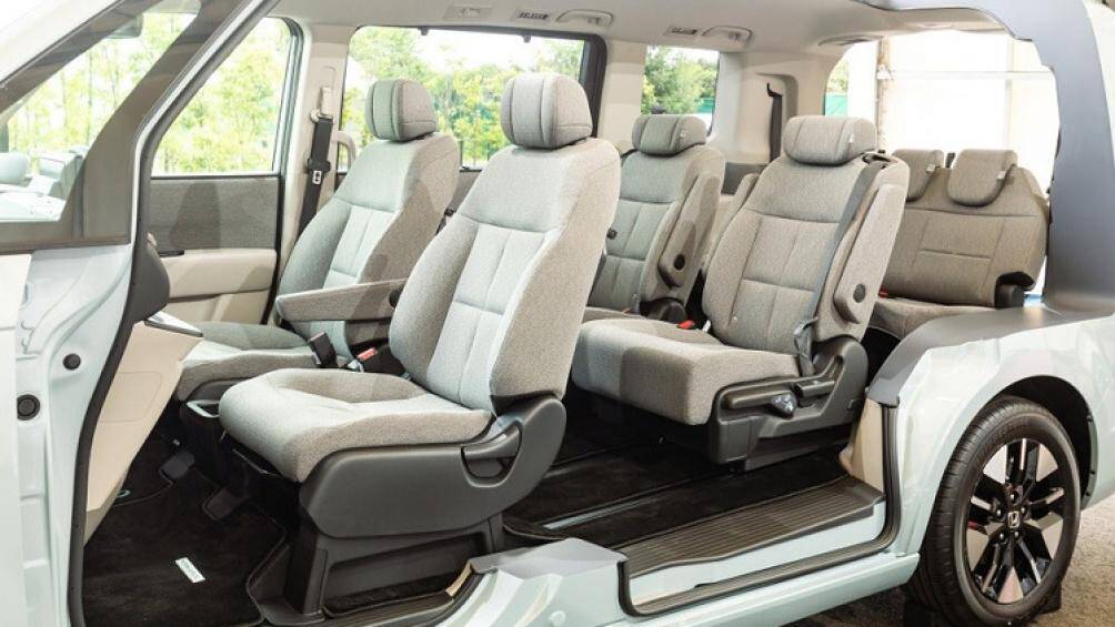 Bên trong Honda Step WGN 2022 là không gian nội thất 3 hàng ghế rộng rãi, đủ chỗ cho 7 - 8 người ngồi. Ở giữa là 2 ghế thương gia, có thể ngửa hẳn ra phía sau