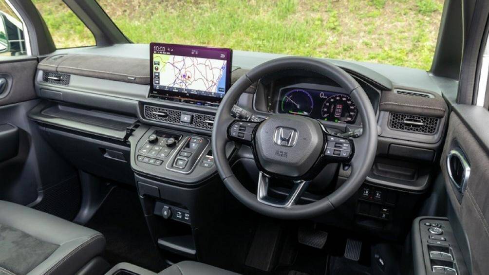 Honda Step WGN 2022 còn có nhiều trang bị hiện đại như màn hình thông tin giải trí dạng cảm ứng 11,4 inch, màn hình 10,25 inch...