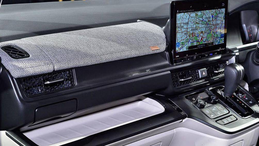 Nội thất của xe còn được bọc bằng chất liệu Fabtech chống thấm cả nước lẫn dầu nên dễ lau chùi