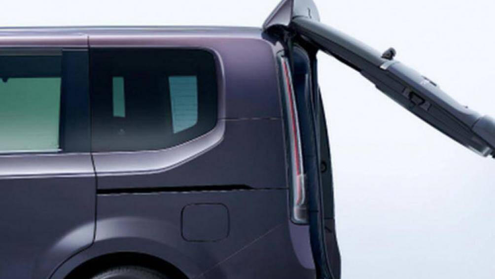 Chưa hết, mẫu MPV thực dụng này có cửa cốp chỉnh điện với tính năng nhớ góc mở