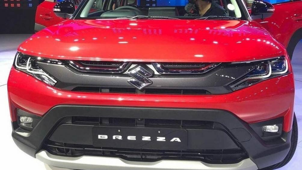 Xe được trang bị nắp ca-pô hình vỏ sò phẳng hơn, hệ thống đèn pha với 2 bóng LED, bao quanh bằng dải đèn LED định vị ban ngày và đèn sương mù trước mới