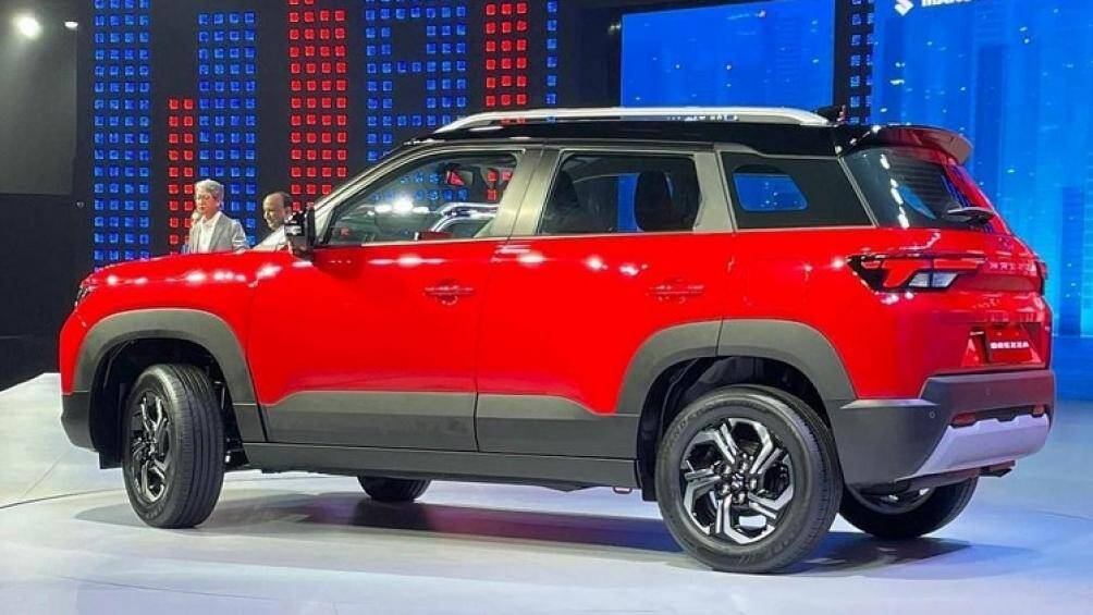 Cụm đèn pha này nối liền với nẹp dày dặn sơn màu xám nòng súng, nằm ngay bên dưới lưới tản nhiệt