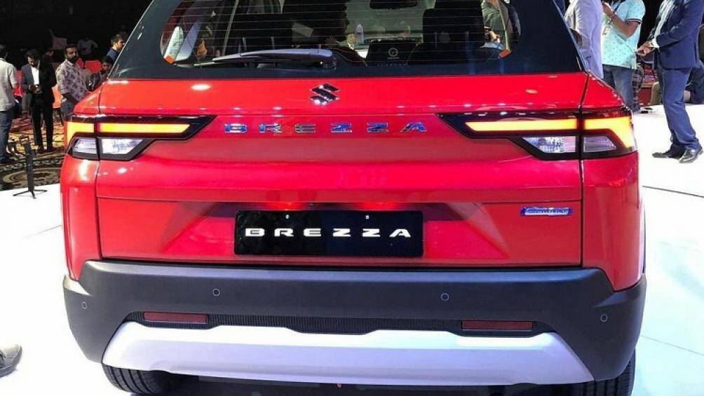 Bên cạnh đó là tem chữ nổi "Brezza" nằm giữa 2 đèn hậu, cánh gió mui, cản sau màu đen và tấm ốp gầm màu bạc