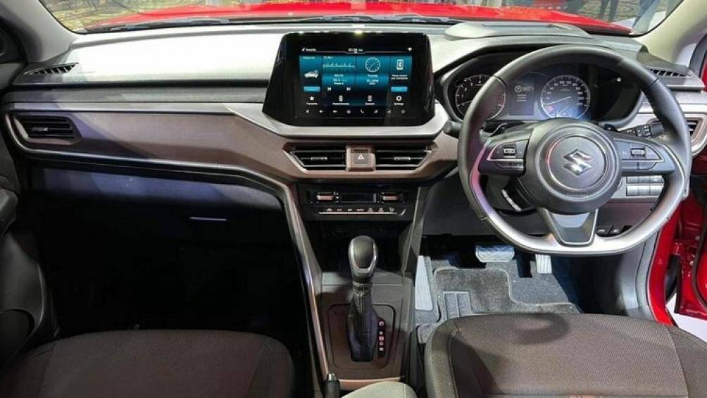 Bên trong xe, mẫu SUV hạng A này được trang bị mặt táp-lô phối 2 màu đen - nâu mới