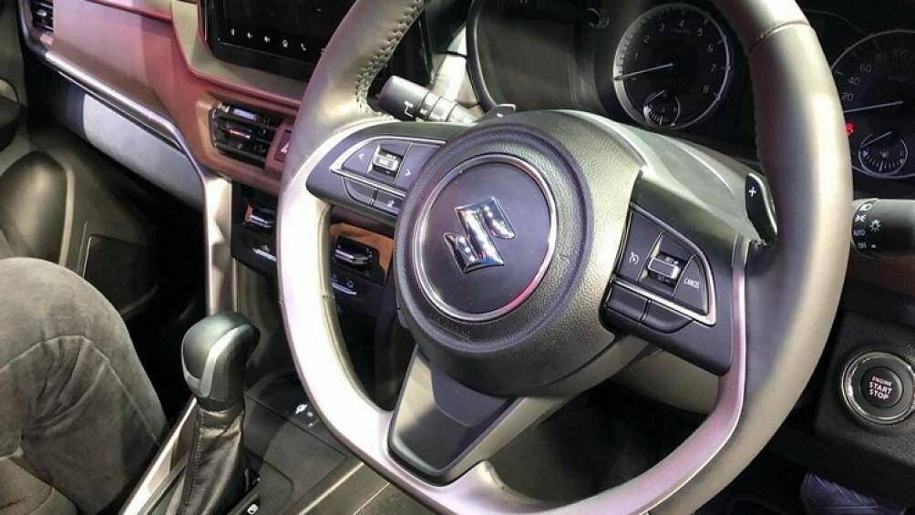 Ngoài ra, trên mặt táp-lô và mặt cửa còn có những chi tiết ốp trang trí màu bạc tương phản