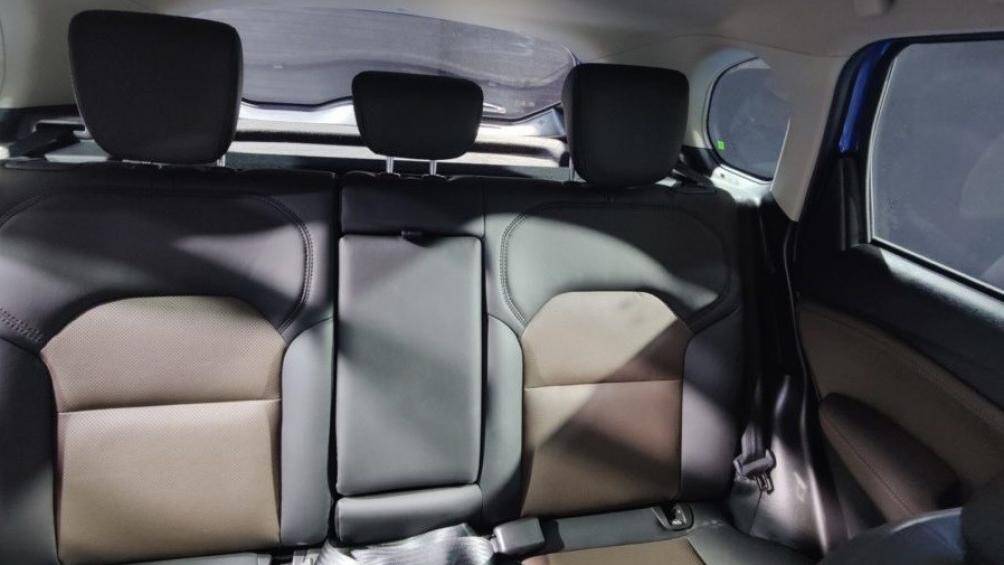 Nằm bên dưới nắp ca-pô của Toyota Urban Cruiser Hyryder 2022 là 2 tùy chọn.