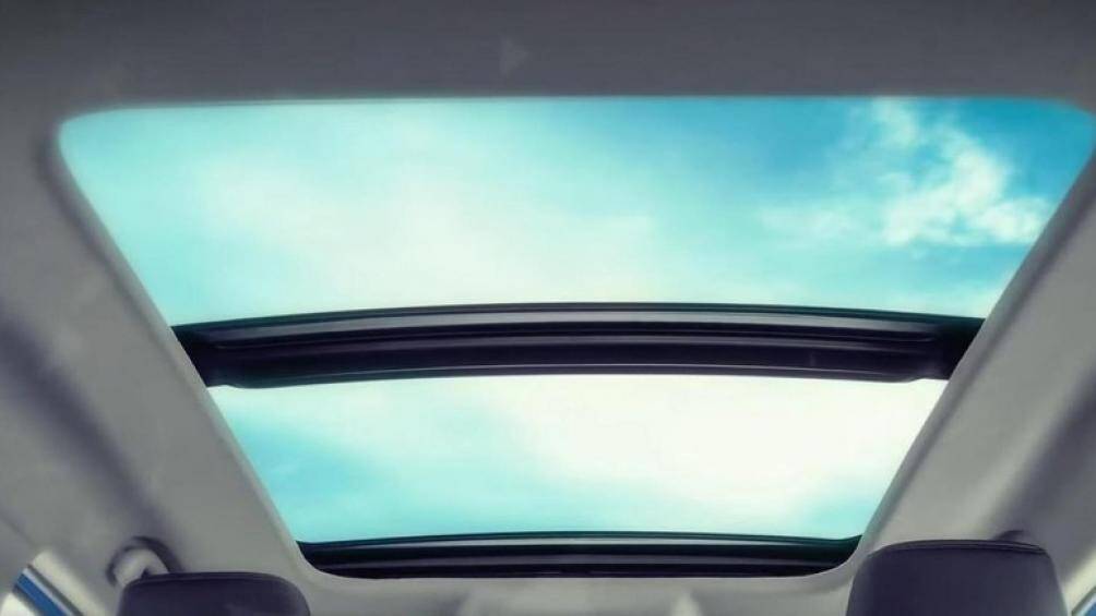 Ở những bản cao cấp, mẫu SUV hạng B này sẽ được trang bị cửa sổ trời toàn cảnh Panorama...