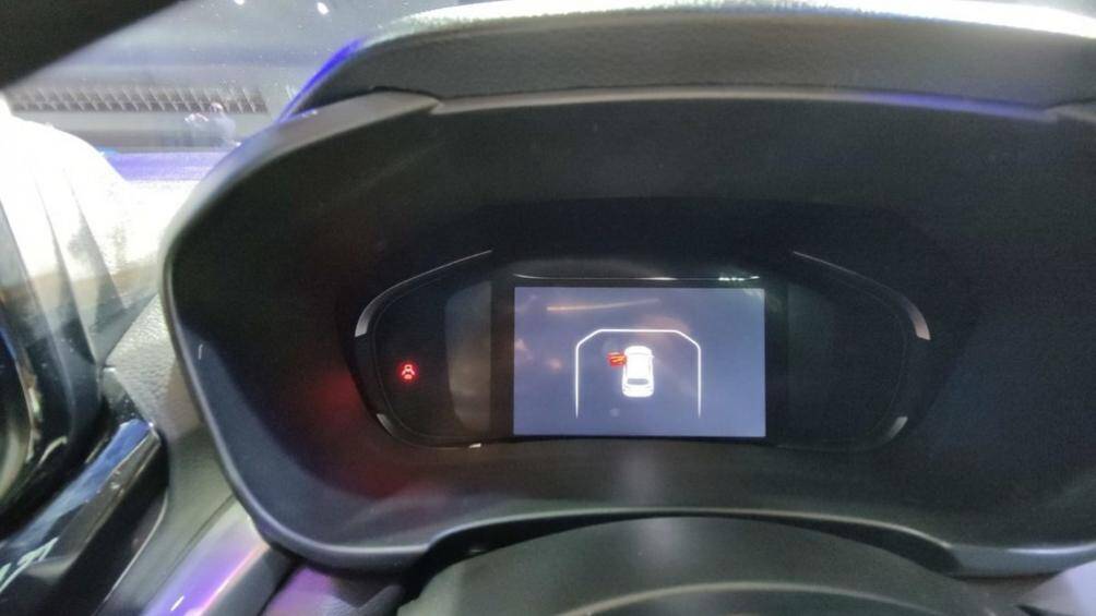 Bên cạnh đó là những trang bị tiện ích khác như nút chỉnh điều hòa, cửa gió điều hòa, màn hình thông tin giải trí dạng cảm ứng 9 inch.