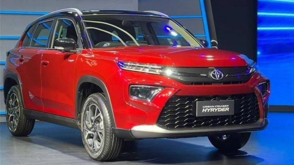 Ngoài ra, trên lưới tản nhiệt này còn có 2 nẹp mạ crôm, chia dải đèn LED định vị ban ngày thành 2 tầng.