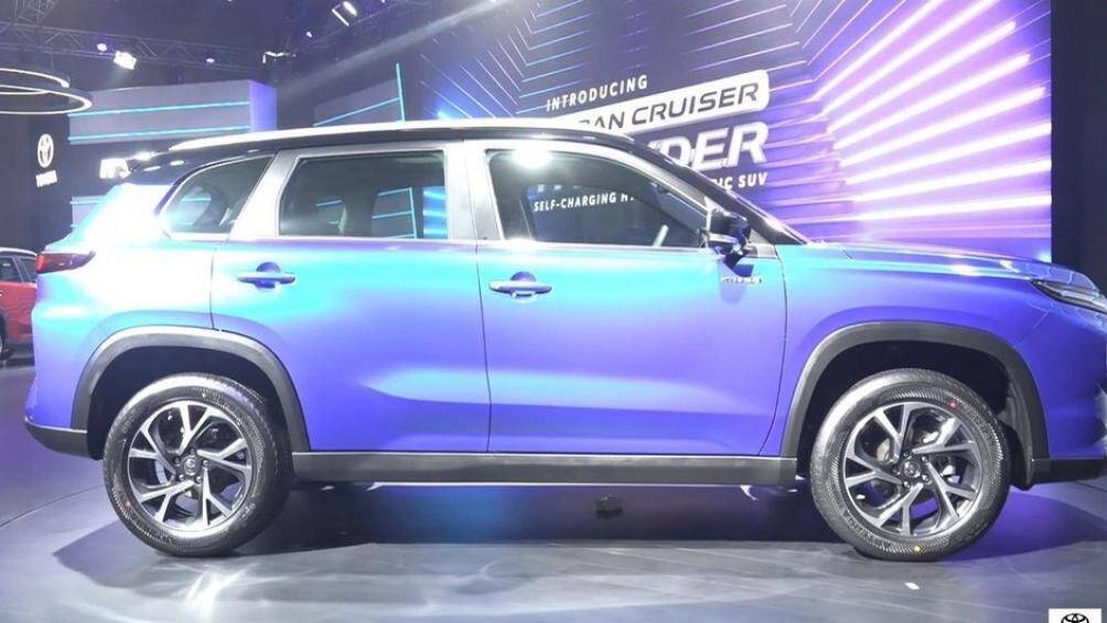 Tân binh nhà Toyota sở hữu chiều dài 4.365 mm, chiều rộng 1.795 mm, chiều cao 1.635 mm và chiều dài cơ sở 2.600 mm.