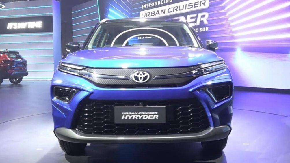 Xe được trang bị 2 dải đèn LED định vị ban ngày nằm song song với nhau trên đầu xe, nối liền với lưới tản nhiệt màu xám giả vân carbon.