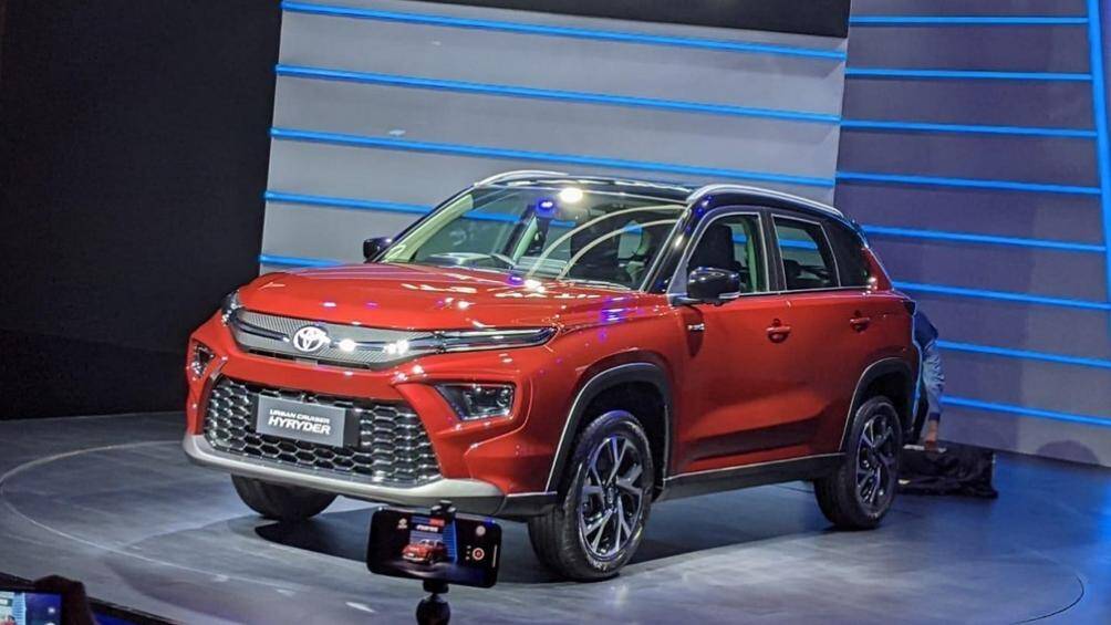 Đầu tiên là hệ truyền động hybrid với máy xăng Atkinson Cycle 4 xi-lanh và mô-tơ điện tạo ra tổng công suất 115 mã lực, kết hợp với pin lithium-ion 177,6V.