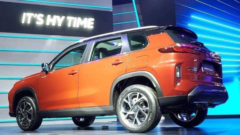 Bộ vành hợp kim 17 inch với thiết kế 5 hình chữ Y, sơn 2 màu, đi với lốp 215/60 R17. Ngoài ra, bộ vành này còn đi kèm đĩa phanh ở cả 4 bánh.