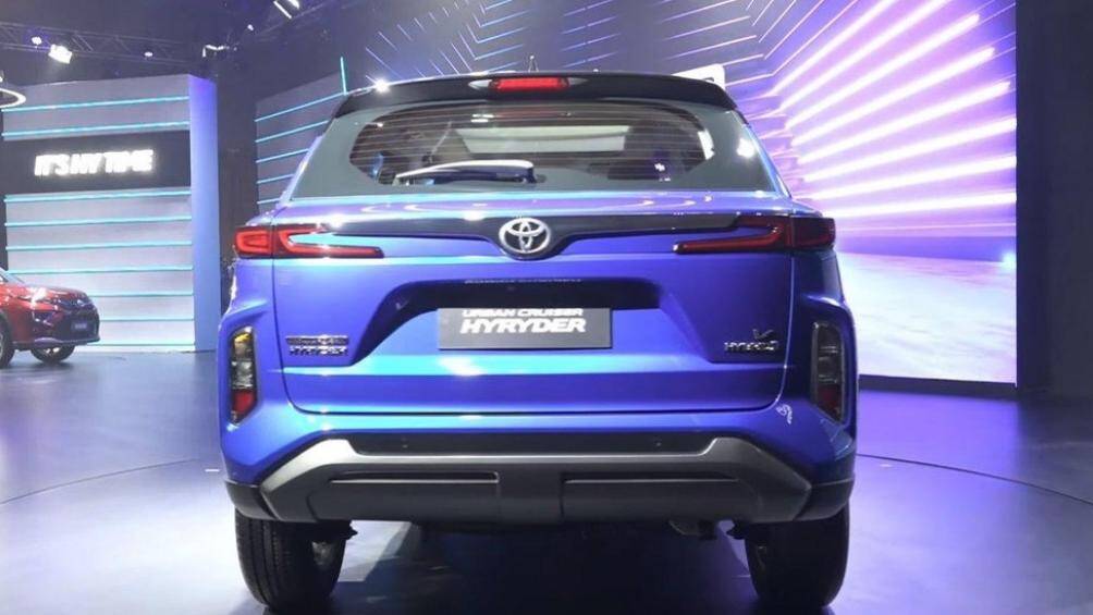 Đằng sau Toyota Urban Cruiser Hyryder 2022 xuất hiện cụm đèn hậu và đèn phanh hình chữ C, nối liền với nhau bằng nẹp mạ crôm ở giữa.