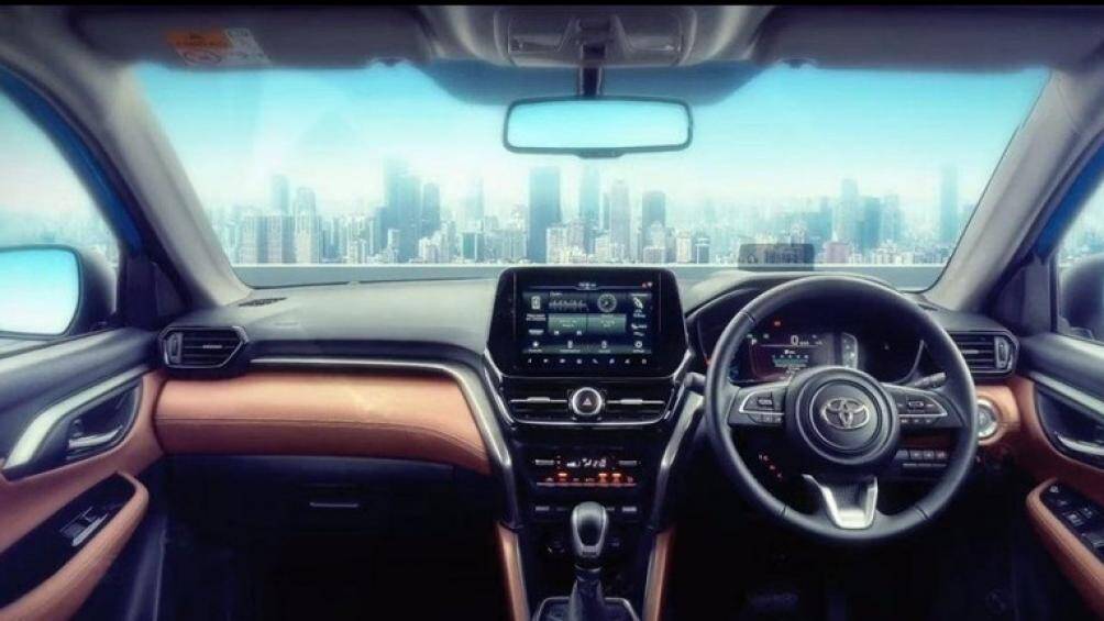 Bên trong, xe được trang bị nội thất 1 màu hoặc phối 2 màu, tùy phiên bản. Mặt táp-lô bọc da cũng như mặt cửa đi kèm chất liệu mềm mại.