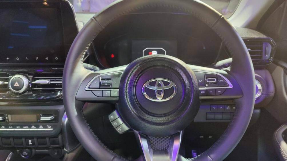 Toyota Urban Cruiser Hyryder 2022 còn có những trang bị an toàn như 6 túi khí, hệ thống cảnh báo áp suất lốp, hệ thống cân bằng điện tử...