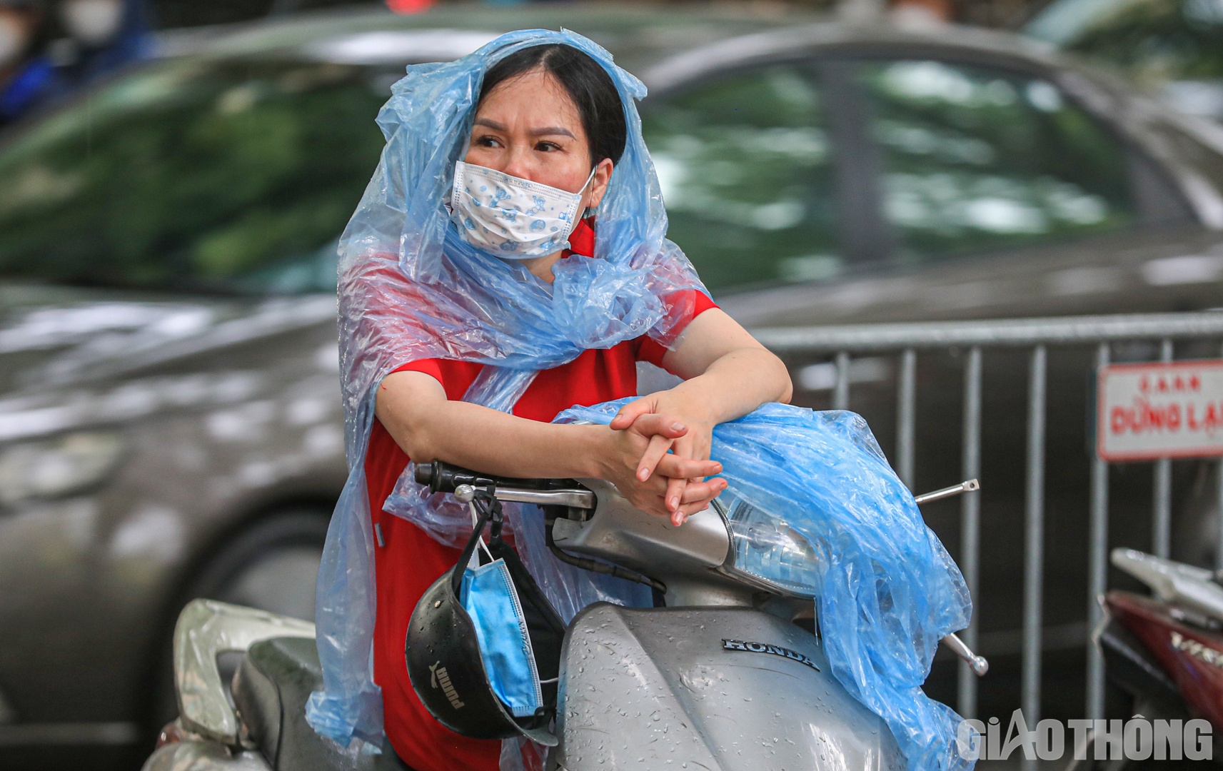 Ánh mắt của các bậc cha, mẹ luôn hướng vào bên trong cổng trường khi đã hết giờ thi mà chưa thấy con ra.