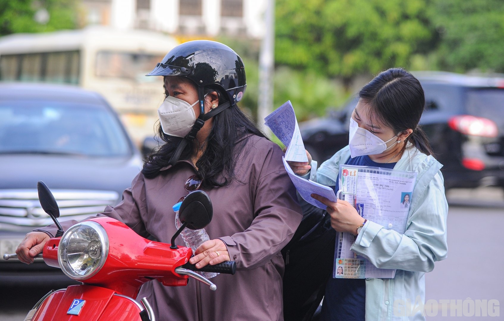 Trong khi đó, một số thí sinh tranh thủ từng phút để ôn tập ngay trên vai mẹ.