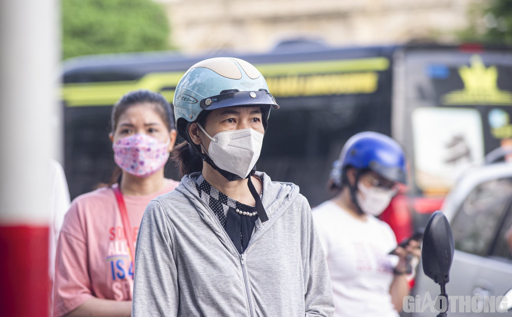 Những ánh mắt lo lắng của phụ huynh khi dõi theo con bước vào điểm thi.