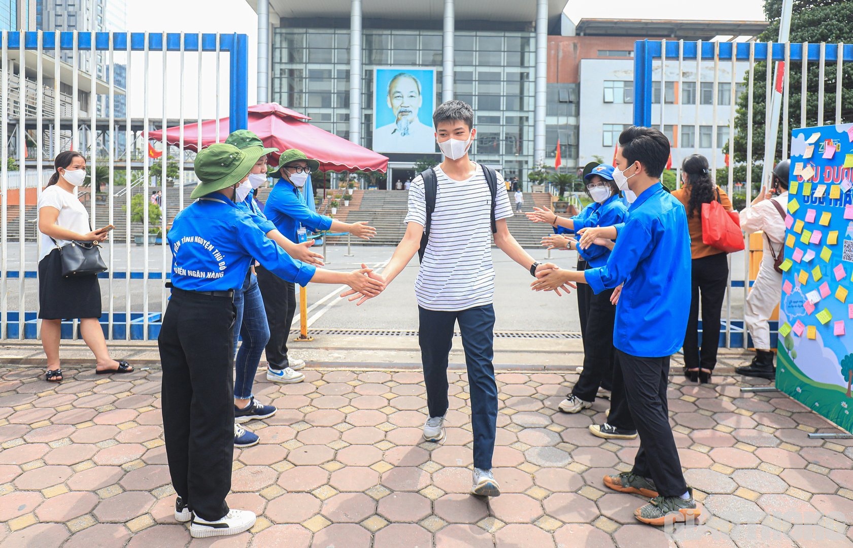 Sau 120 phút làm bài, các thí sinh đã hoàn thành môn thi môn Ngữ Văn của kỳ thi tốt nghiệp THPT năm 2022.