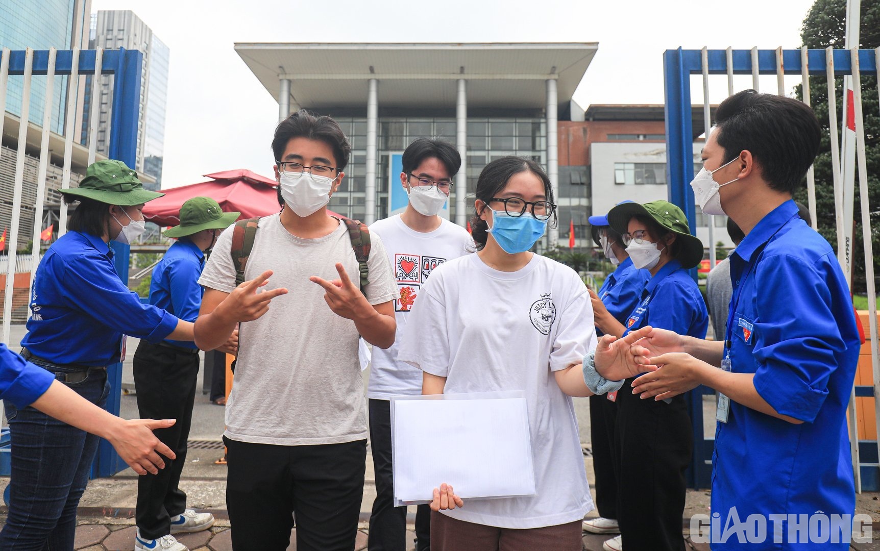 Theo ghi nhận của PV Báo Giao thông tại điểm thi trường THPT Chuyên Hà Nội - Amsterdam, các thí sinh rời khỏi phòng thi trong tràng pháo tay động viên, cổ vũ của các tình nguyện viên.
