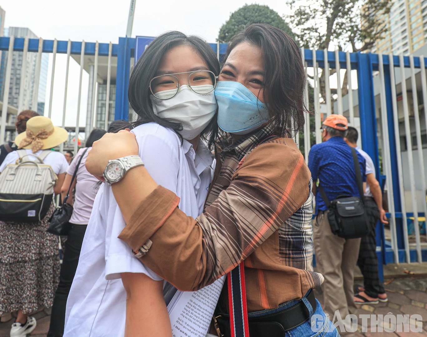 Ôm chầm lấy con gái vì vui mừng, chị Nguyễn Thị Lê (quận Ba Đình) chia sẻ: "Nghe con khoe làm bài tốt, mọi lo lắng, hồi hộp trước đó của tôi đều tan biến. Hy vọng con giữ được tâm lý thoải mái để hoàn thành những môn thi tiếp theo".