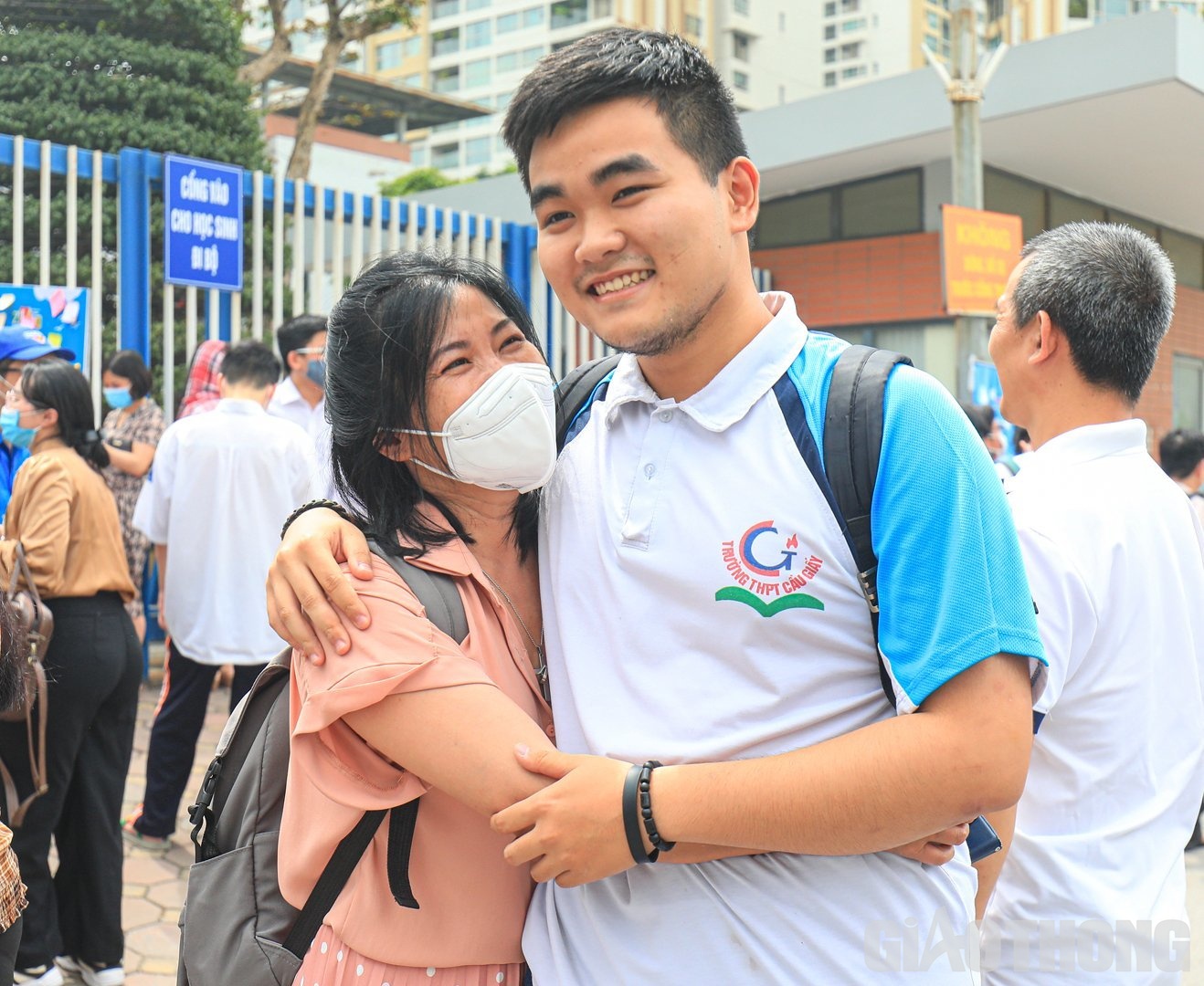Nhiều phụ huynh thở phào nhẹ nhõm khi các con tự tin với bài thi của mình.
