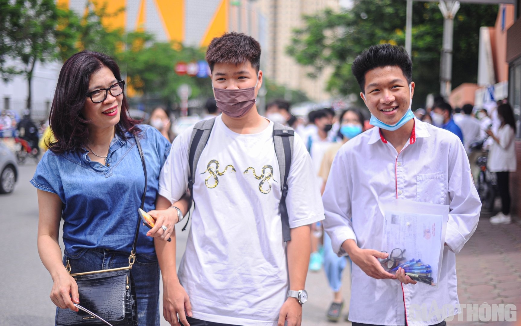 Những gương mặt rạng rỡ của các thí sinh khi vượt qua ải đầu tiên của kỳ thi đầy cam go.