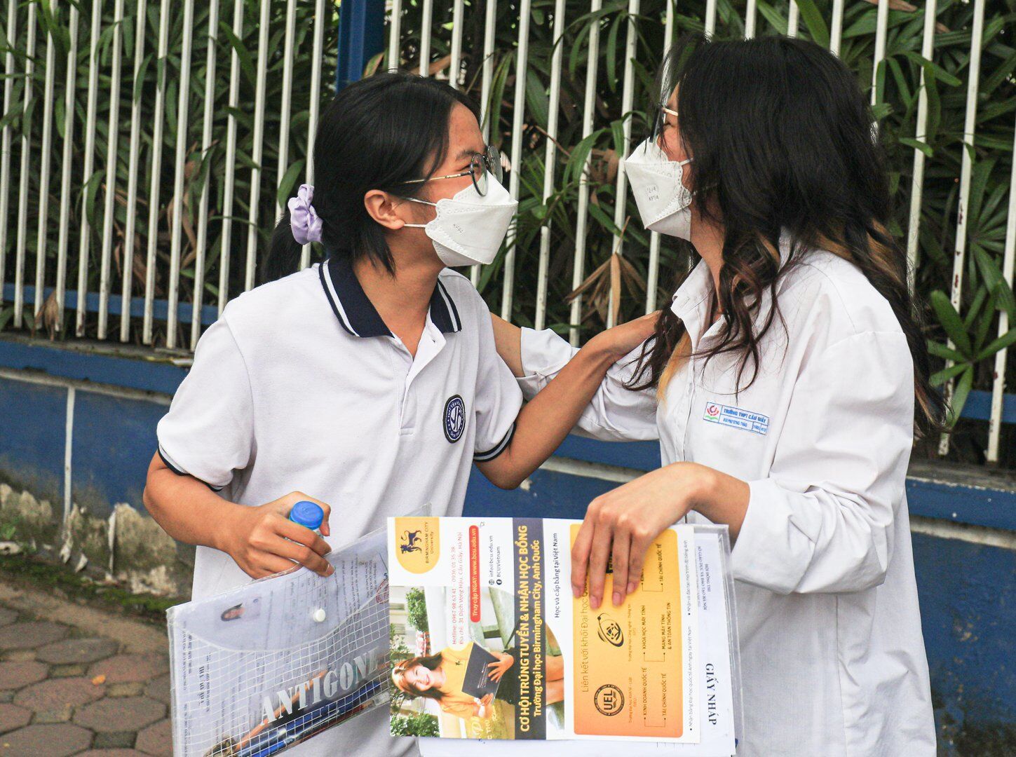 Hai nữ sinh cùng chia sẻ về quá trình làm bài của mình với tâm trạng phấn khởi.